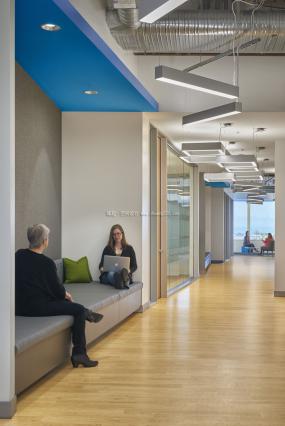 高档办公室进口木地板装修效果图