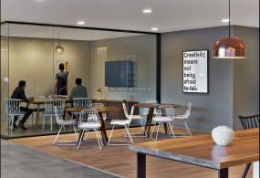 2018年办公室进口木地板装修效果图