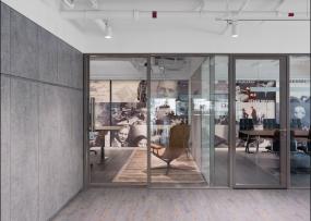 最新办公室负离子木地板装修设计图片