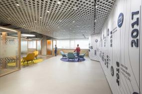 玻璃隔断办公室装潢效果图片