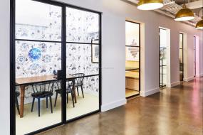 高档玻璃隔断办公室装修效果图