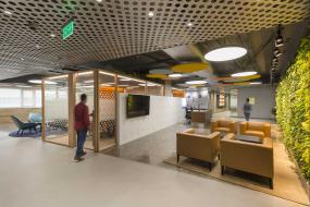 最新玻璃隔断办公室效果图