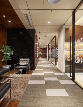 2018年办公隔断装修效果图