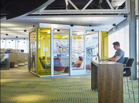 玻璃隔断办公室装修设计效果图片
