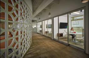 最新玻璃隔断办公室设计装修图片