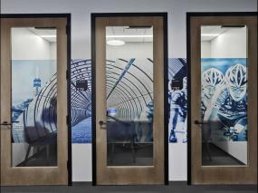 最新办公室玻璃门装饰实景图