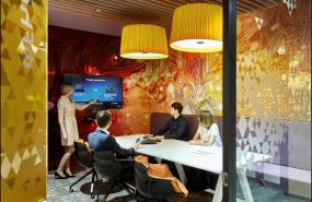 办公室玻璃门装潢效果图