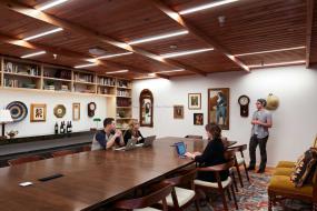 多功能会议桌装饰图片