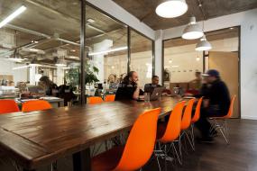 多功能会议桌装潢图片