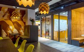 最新办公室玻璃隔墙装修图片