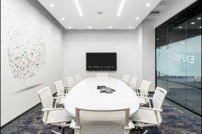 最新办公室玻璃隔墙装饰实景图