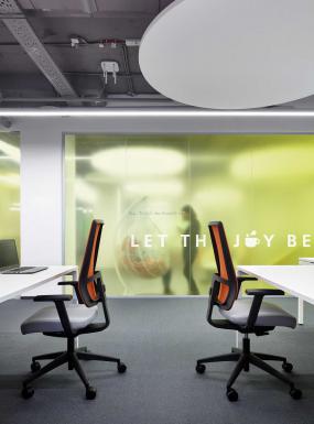 最新办公室成品隔断装修图片