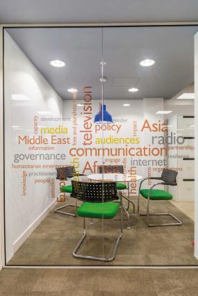 最新磨砂玻璃门效果图