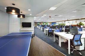 最新矿棉板吊顶办公室装饰实景图