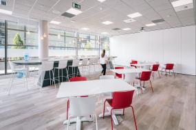 矿棉板吊顶办公室装潢效果图