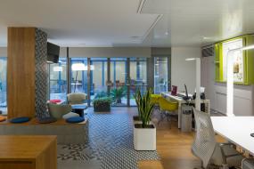 办公室成品玻璃隔断装潢图片