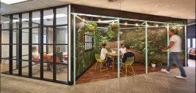 办公室成品玻璃隔断装修实景图片