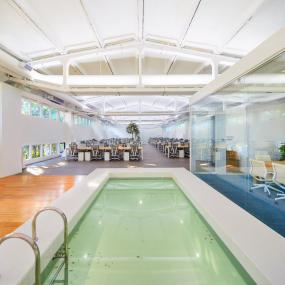 高档办公室成品玻璃隔断装修图片