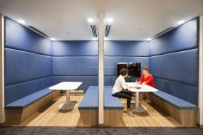 办公室成品玻璃隔断装修实物图片