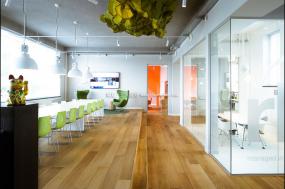 办公室成品玻璃隔断装饰图片