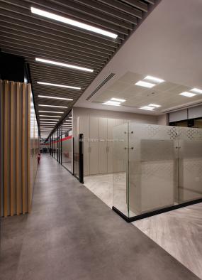 高端办公室成品玻璃隔断装修效果图