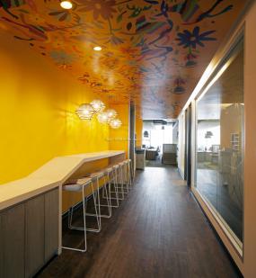 最新办公室成品玻璃隔断装修图片