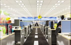 黑色调办公室装潢效果图