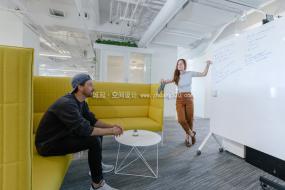 高端广告传媒公司装修图片