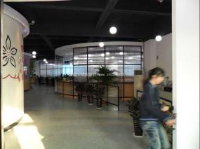 流行风格办公室装潢设计效果图片