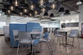 现代员工办公室吊顶装修设计图