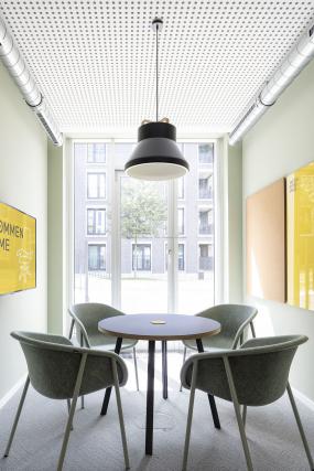 国外办公室室内吊顶设计效果图片