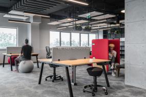 刚装修的舒适现代办公室吊顶效果图