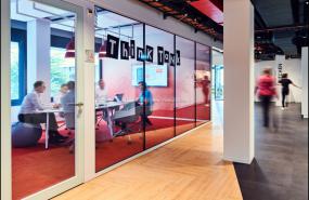 员工办公室简约吊灯装修效果图片