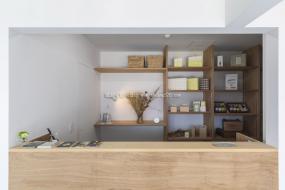 现代小型办公室办公桌椅摆设装修效果图片