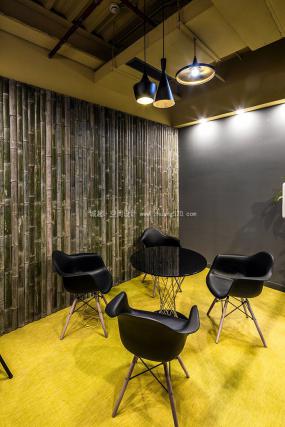 大型现代办公室顶面装修效果图