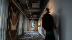 现代办公室过道装修图