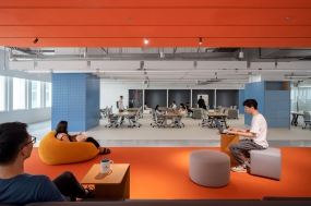 原木色办公室装修实景图