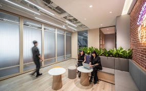 灰色系装修办公室图片