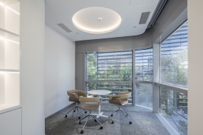 白色总裁办公室装修图