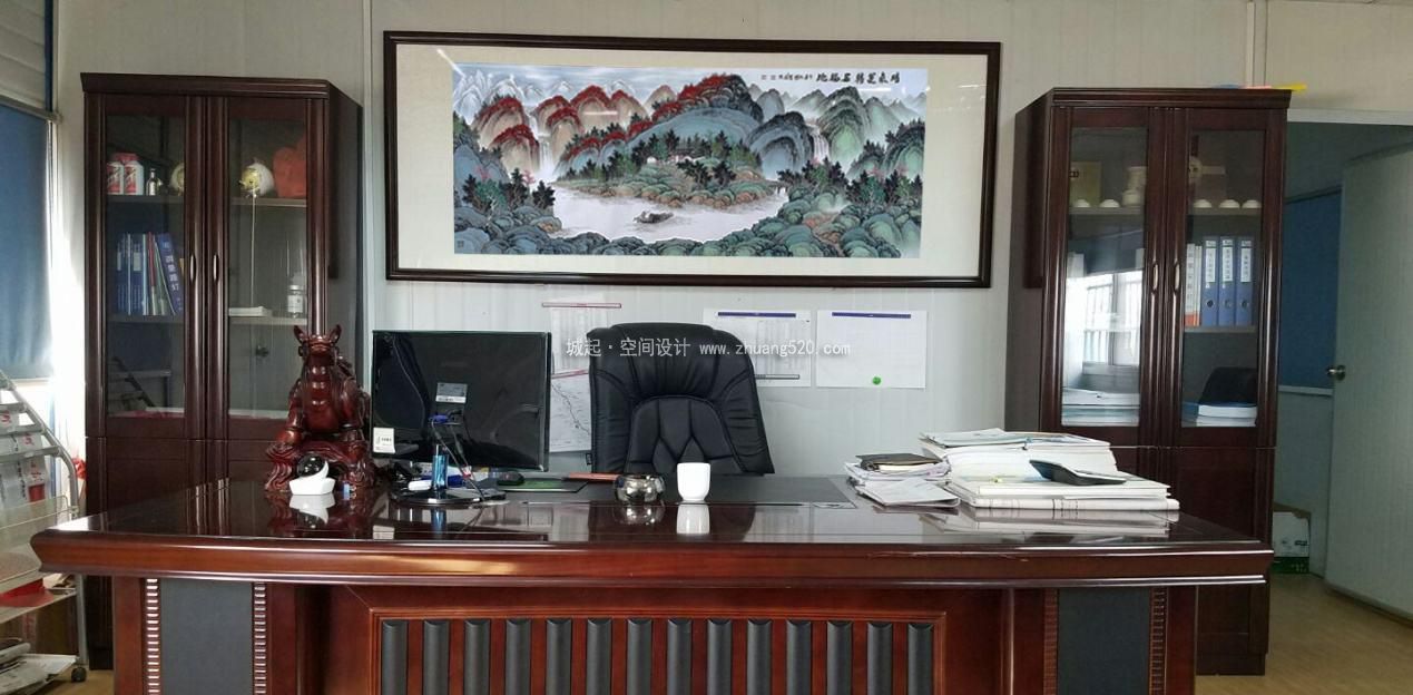 办公桌上的摆放